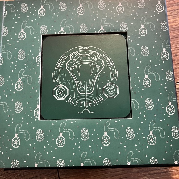 Harry Potter Hogwarts Coaster Book - Gold and Black - Picture 7 of 8